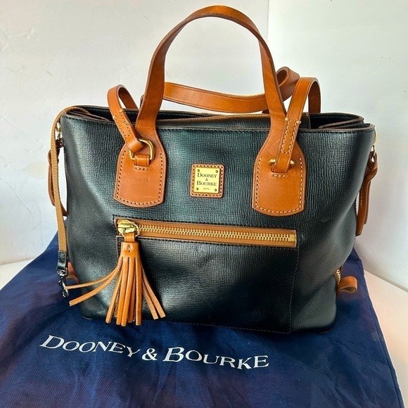 Dooney & Bourke EUC Vintage Black Saffiano Leather bag